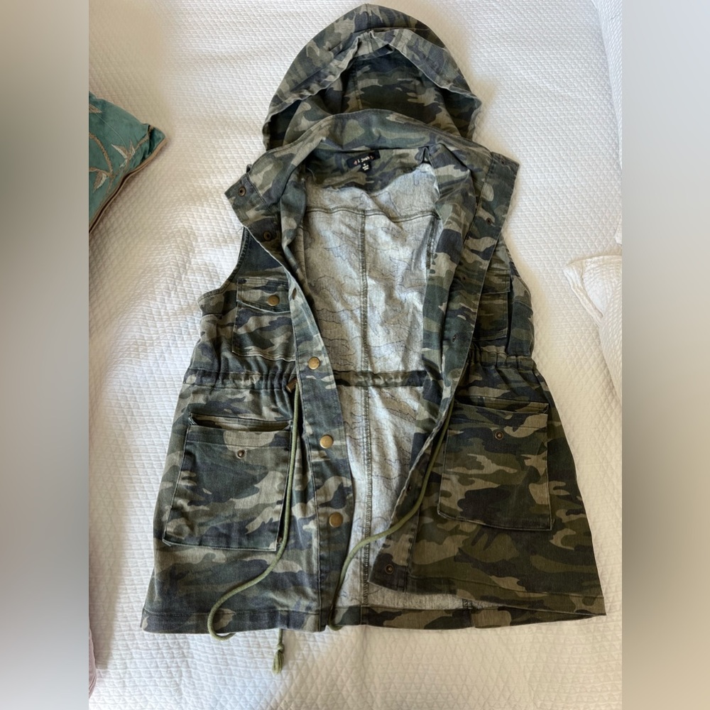 Camo vest with hoodie